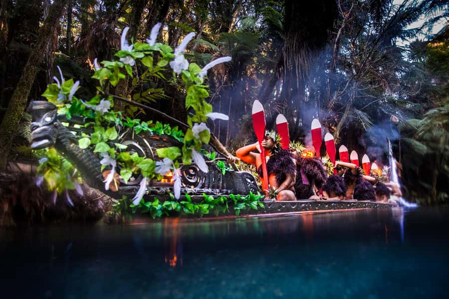 Auckland: Rotorua Māori Cultural & Geothermal Tour & Lunch - From Auckland through the Waikato countryside