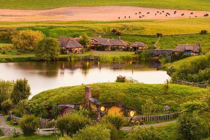 Auckland to Hobbiton Movie Set and Rotorua's Geothermal Valley - The guides can shape the whole day