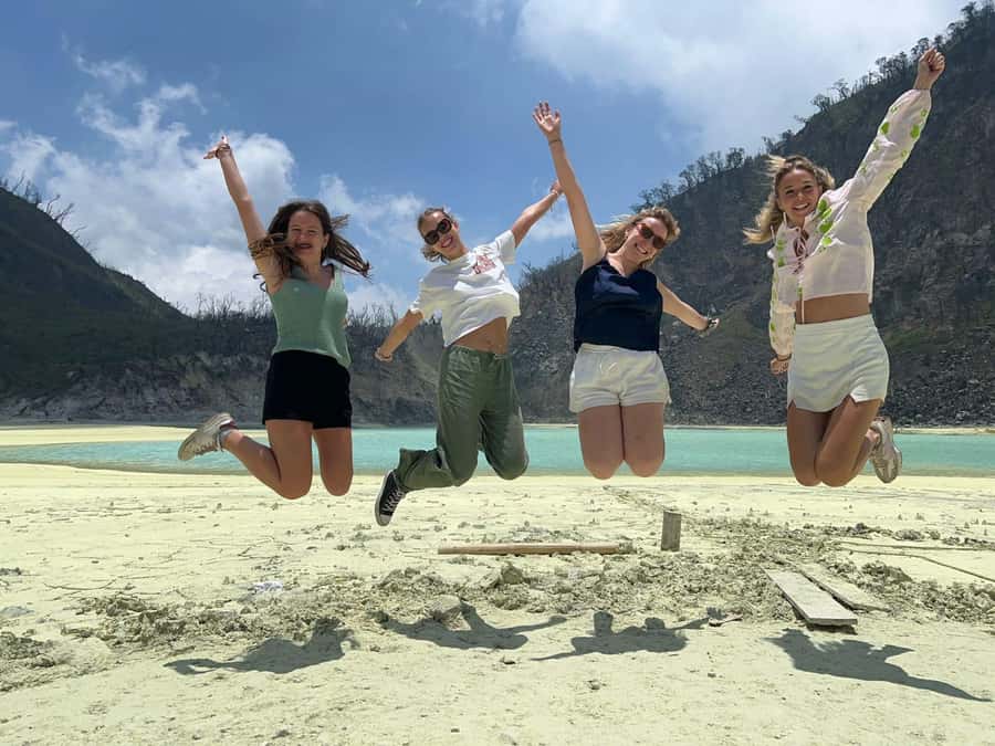 Bandung: White Crater, Scenic Tea Plantations & Hot Spring - What the guides add to the day