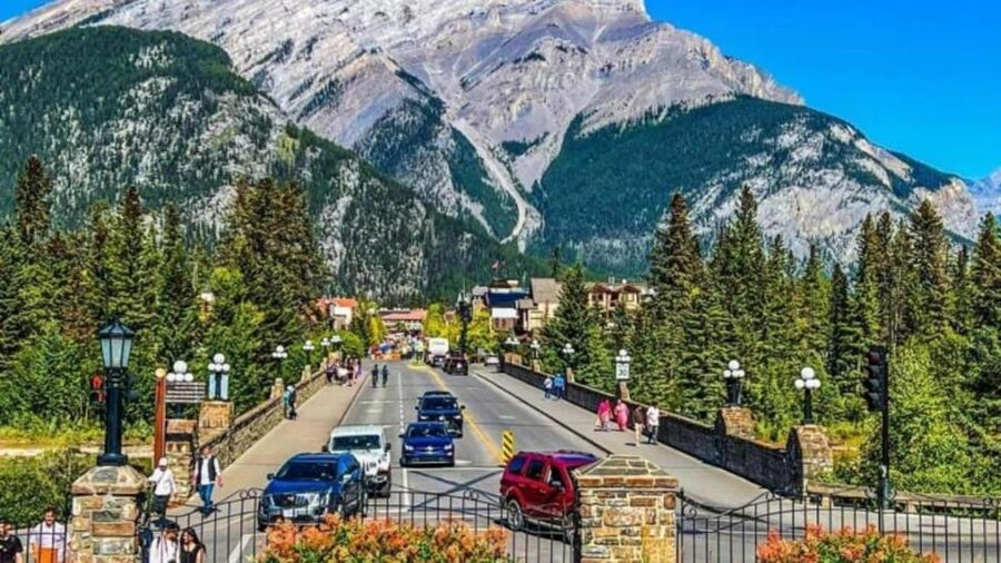 Banff: Gondola, Hot Springs, Bow falls & Three lakes tour - Guides make the packed schedule work