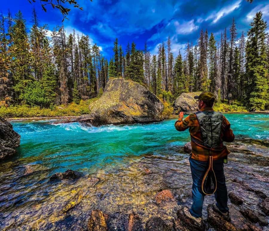 Banff: Gondola, Hot Springs, Bow falls & Three lakes tour - Lake Louise brings the first big view
