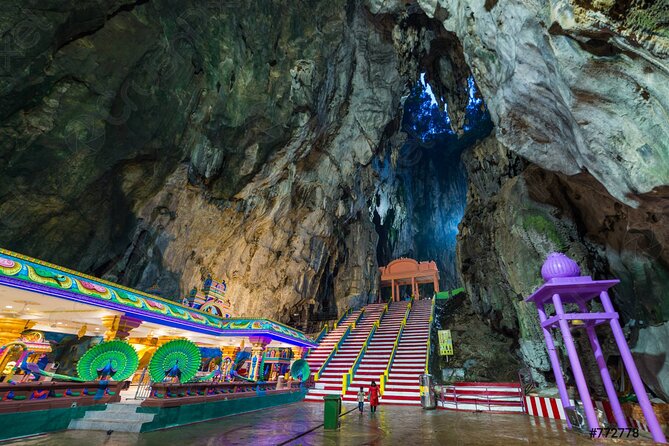 Batu Caves,Waterfalls and Hot Springs Tour With Lunch - Batik shows the craft behind Malaysian clothing