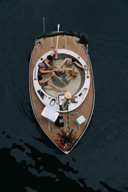 Berlin: Self-drive hot tub boat experience - Steering the electric boat toward Oberbaumbrücke
