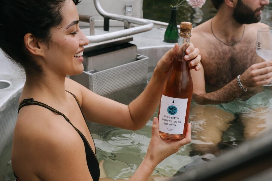 Berlin: Self-drive hot tub boat experience - Drinks, snacks, and the practical side of the tub
