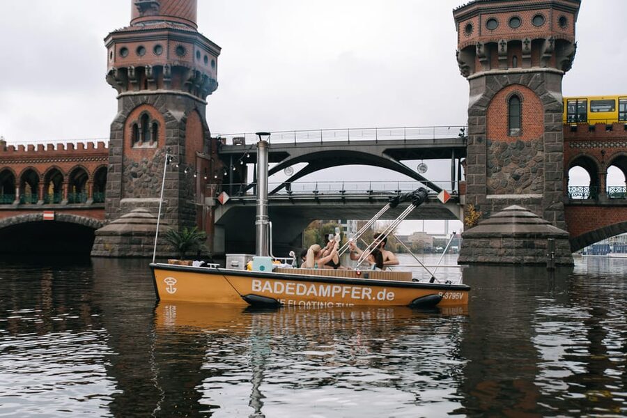 Berlin: Self-drive hot tub boat experience - Arrive early for changing and the safety briefing