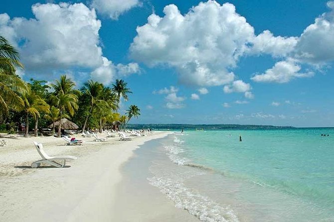 Blue Hole Mineral Spring, Ricks Cafe, 7 Mile Beach and Shopping Private Tour - Rick’s Cafe: sunset, music, and a high cliff