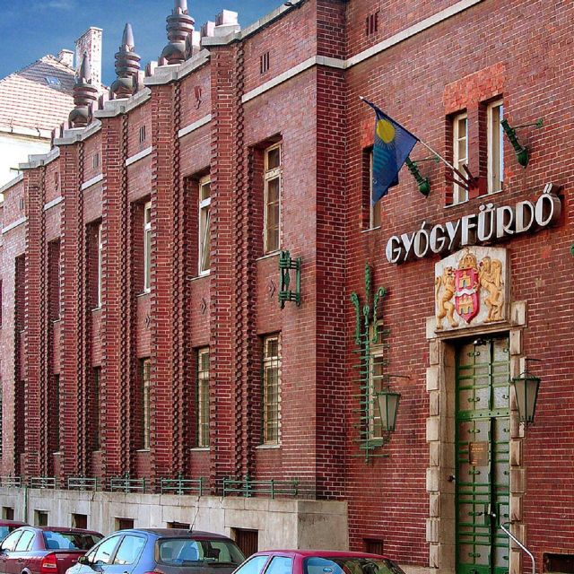 Budapest: Dandar Thermal Bath Full-Day Admission - Entering the restored Art Nouveau building