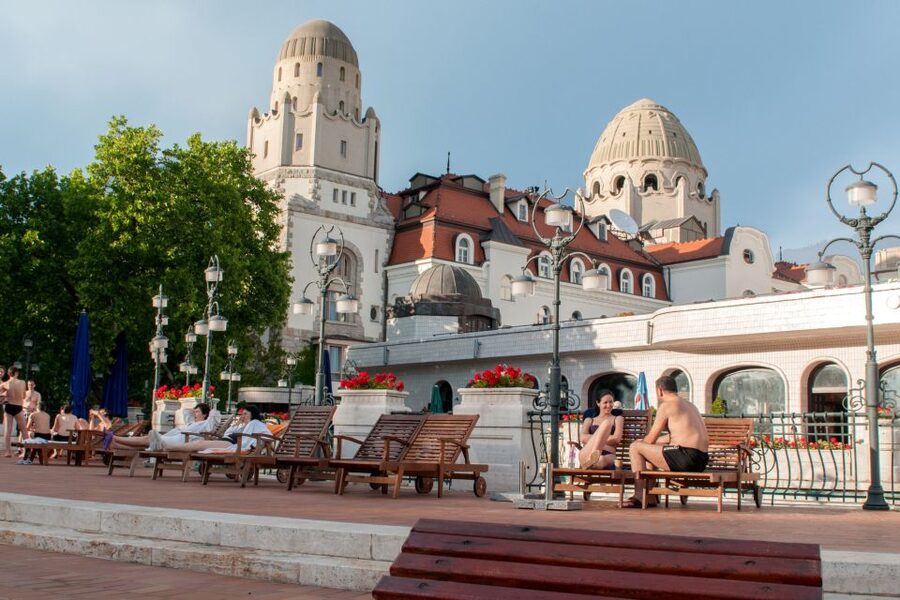 Budapest: Full-Day Gellért Spa Ticket - Outdoor pools, cool water, and seasonal changes