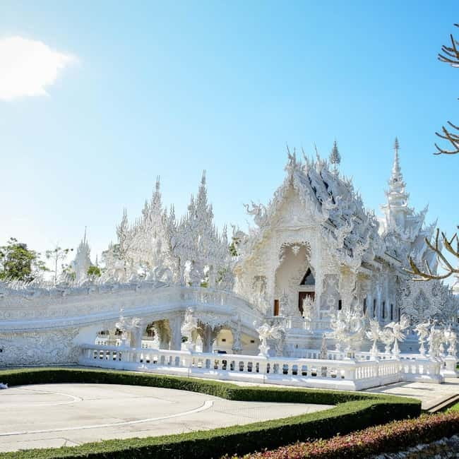 Chiang Mai: Chiang Rai Famous Temples & Hot Springs Day Trip - Wat Rong Khun, Chiang Rai’s White Temple