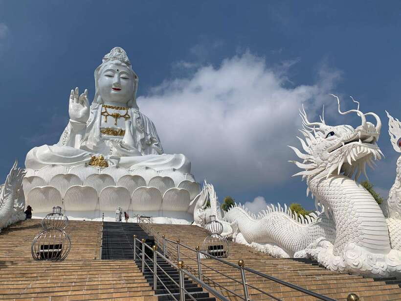 Chiang Mai: Chiang Rai Temples, Karen Tribe and Hot Springs - What the guides add to a long day