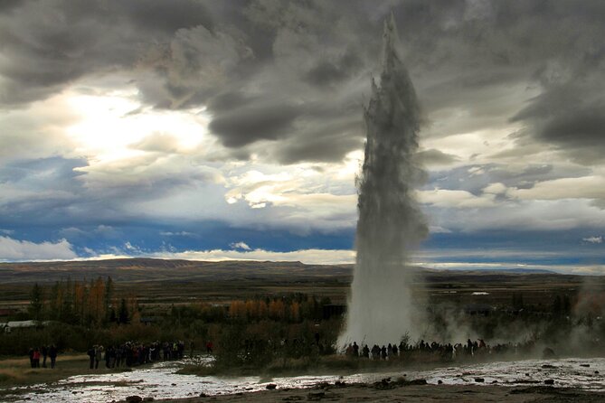 Day Trip to the Golden Circle and Hot spring Geyser by 4WD Jeep from Reykjavik - Strokkur: the reliable eruption on the Golden Circle