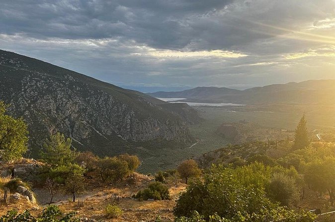 Delphi Historical Private Guided Tour & Thermopylae Hot Springs - A two-hour lunch break in modern Delphi