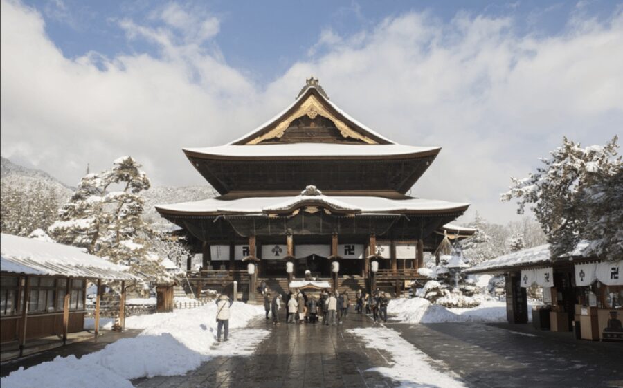 From Nozawa Onsen: Snow Monkeys and Zenko-ji Day Trip & Sake - Walking into Jigokudani Snow Monkey Park