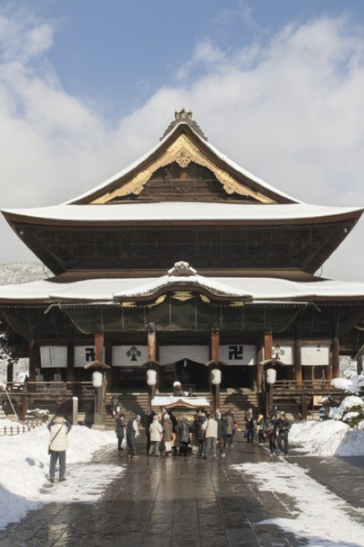 From Nozawa Onsen: Snow Monkeys and Zenko-ji Day Trip & Sake - A warm lunch after the cold trail
