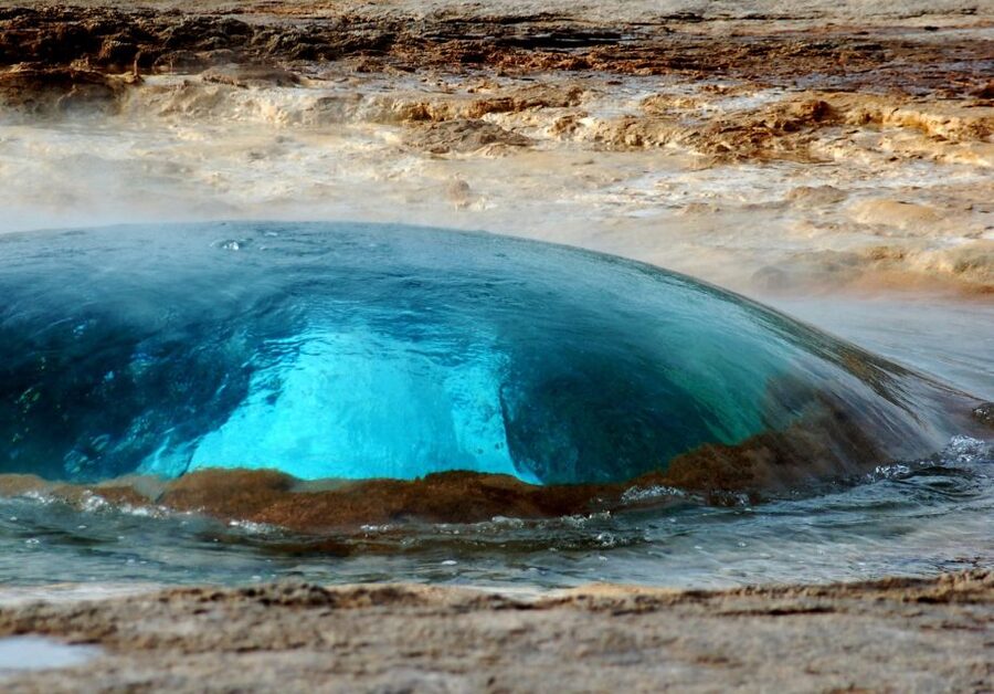 From Reykjavik: Golden Circle & Secret Lagoon Guided Tour - What the guide adds to the drive