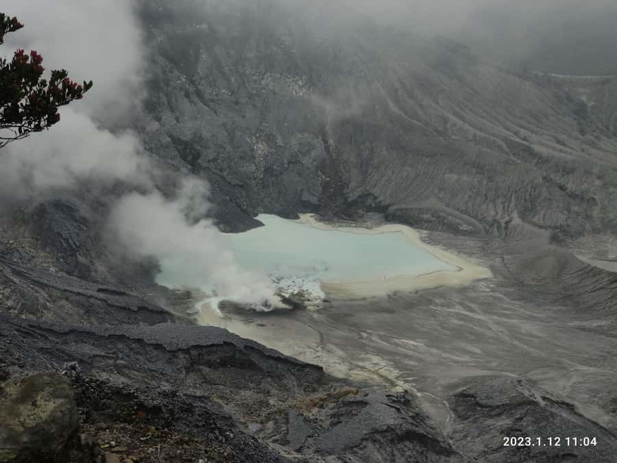 Jakarta: Volcano, Hot Spring, Tea, Rice Fields, &Coffee tour - Cooling your feet at Sari Ater