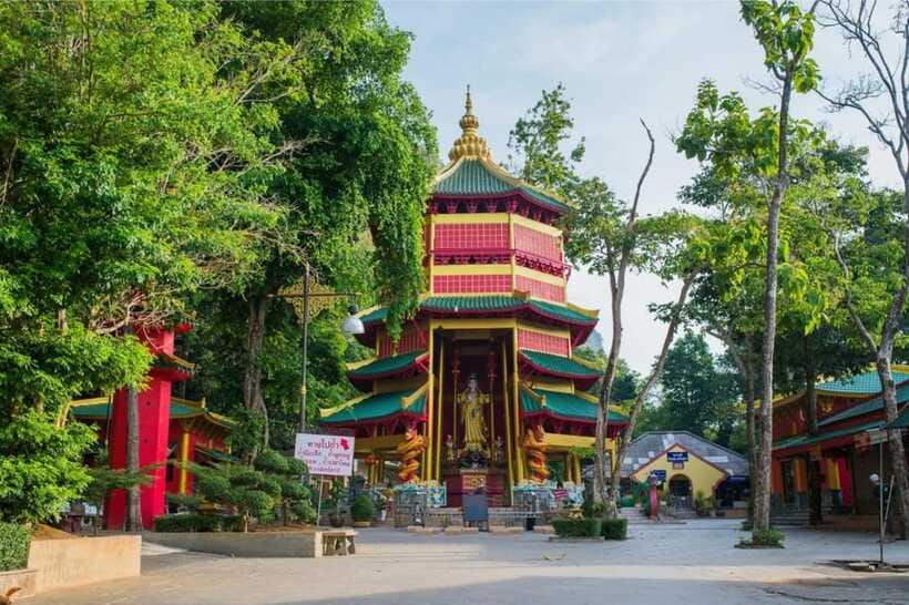 Krabi: Emerald Pool, Hot Springs & Krabi Town Day Tour - Guide service and the pace of the day