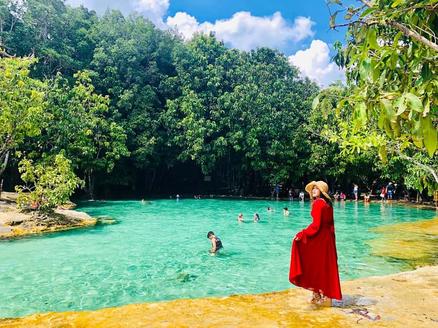 Krabi: Klongtom Hot Spring, Emerald Pool and Tiger Cave Tour - Transport, guide service, and group size