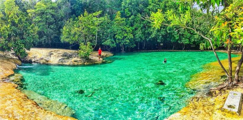 Krabi: Tiger Cave Temple, Emerald Pool and Hot Springs Tour - Monkeys, clothing, and what to carry