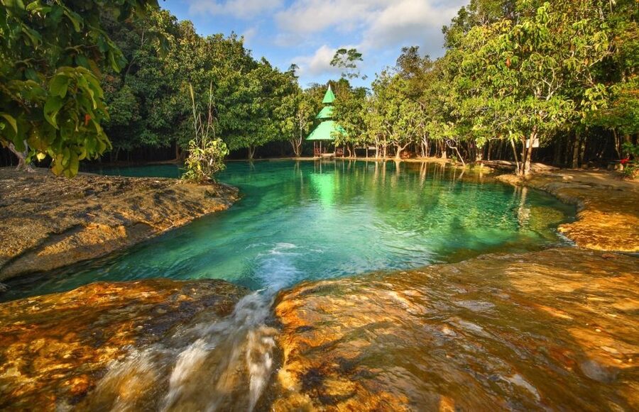 Krabi: Tiger Temple, Hot Springs & Crystal Pool Jungle Tour - Lunch between the pools and the temple