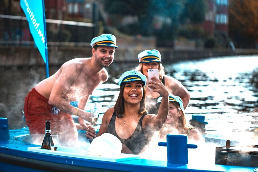 London: Hot Tub Boat Guided Historical Docklands Cruise - Should you book the Canary Wharf hot tub boat?