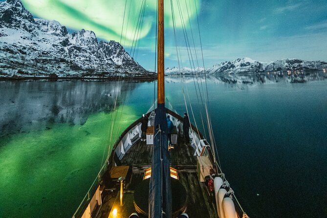 Luxury Northern Lights Yacht Cruise with Hot Tub from Tromsø - Meeting Captain Kenneth and Sachi at 7 pm