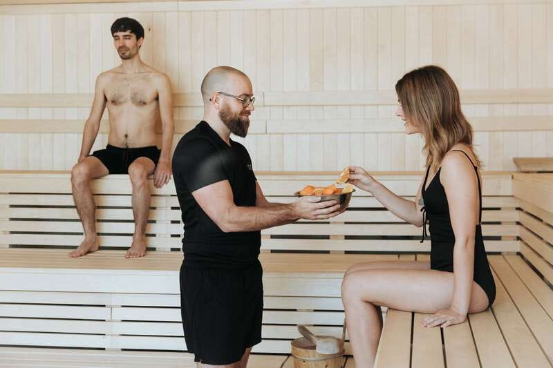 Montreal: Nordic Spa Thermal Experience - Starting with the hot tubs and outdoor pools
