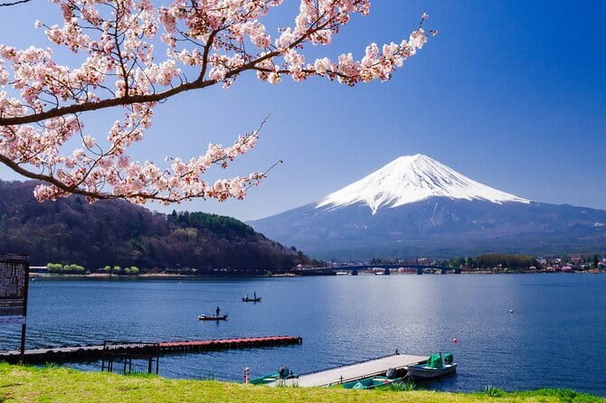 Mt. Fuji Tours to Lake Kawaguchi and Yamanaka Onsen English Guide - Lake Yamanaka combines mountain views with a hot bath