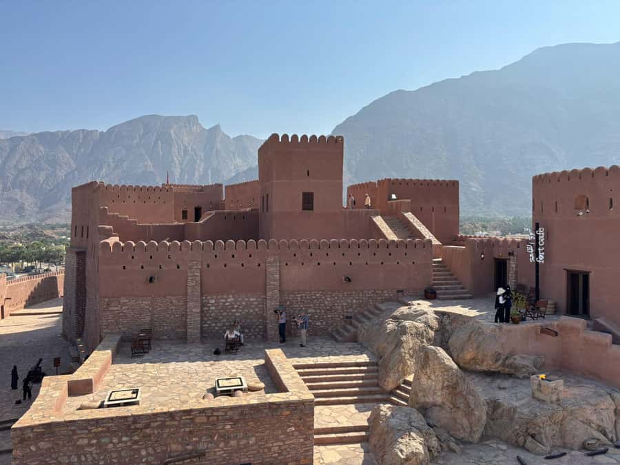 Muscat: full day tour to Nakhal, Rustaq and hot springs - The pace, vehicle, and practical details