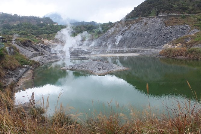 One-day Yangmingshan NP Beitou Hot Spring Park and Tamsui Tour Package - A full northern Taiwan day without changing vehicles