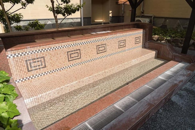 Osaka: Tennen Onsen Naniwa-no-Yu, the famous hot spring spa - Opening hours that suit a sightseeing day