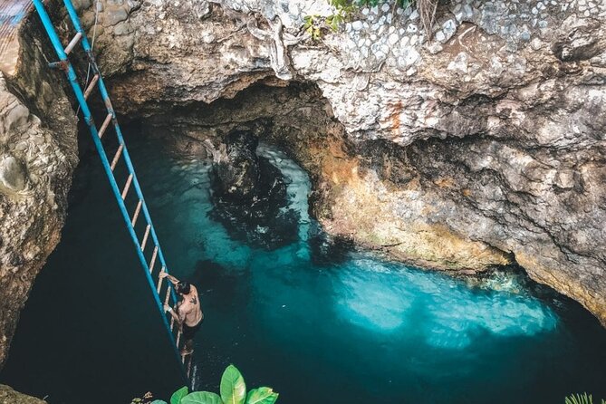 Parasailing, Blue Hole Mineral Spring, Seven Mile Beach - The ride from Montego Bay to Negril