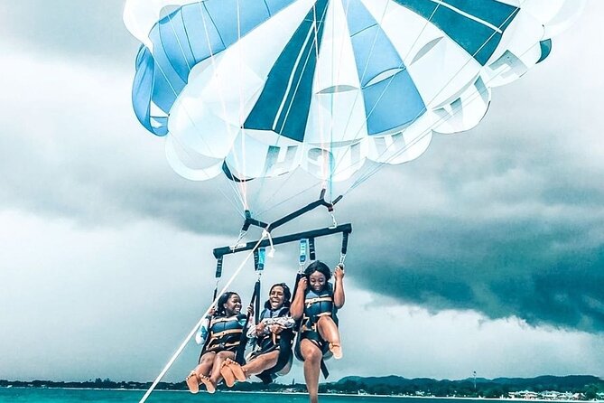 Parasailing, Blue Hole Mineral Spring, Seven Mile Beach - Blue Hole Mineral Spring and its 55-foot jump