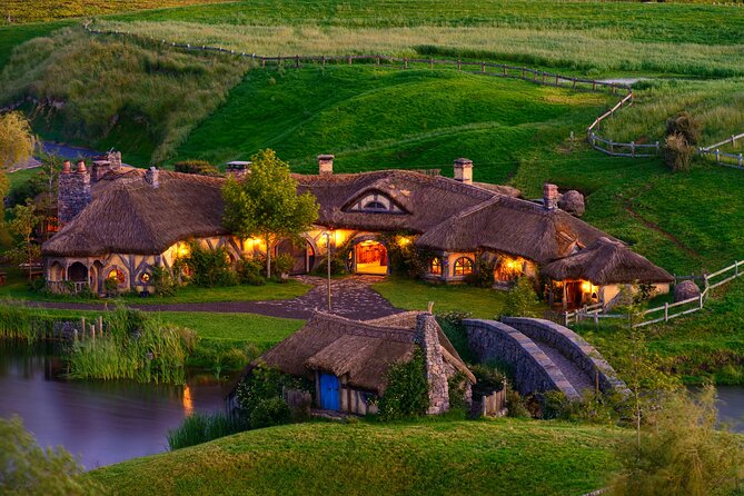 Private 2 Day Tour: Hobbiton, Waitomo, Rotorua Geothermal & Hamilton Gardens - Four North Island icons in one private trip