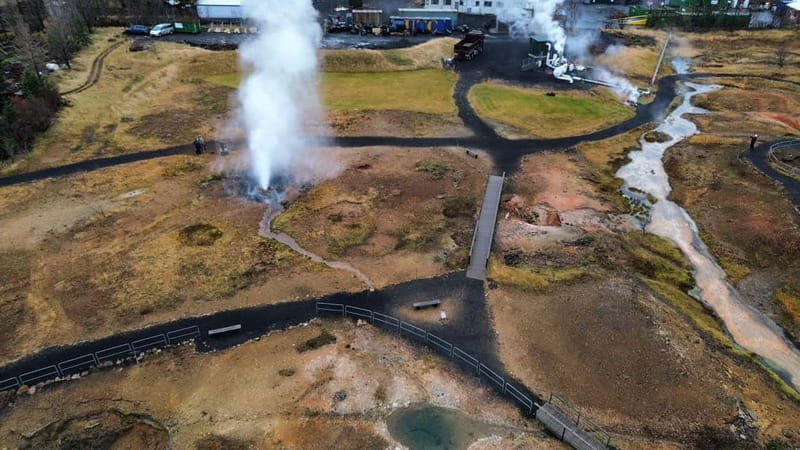 Reykjavík: Golden Circle, 2 Geysers & Geothermal Bakery Tour - Kerið Crater, a compact volcanic stop