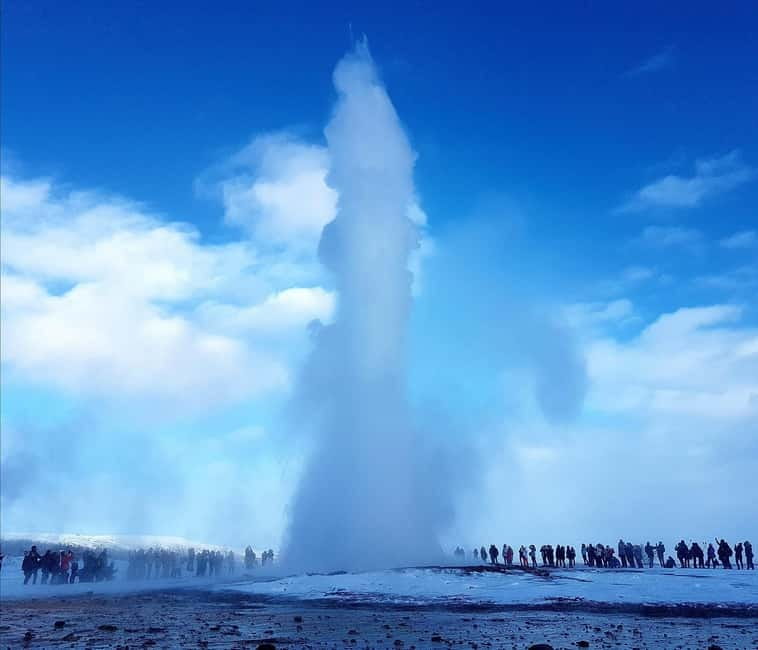 Reykjavík: Golden Circle, 2 Geysers & Geothermal Bakery Tour - Gullfoss and the force of Hvítá River