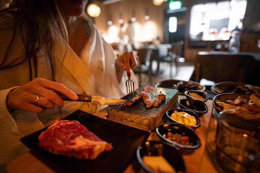 Rovaniemi: Forest Spa, Outdoor hot tubs and bathrobe dinner - Arrival at Invisible Forest Lodge