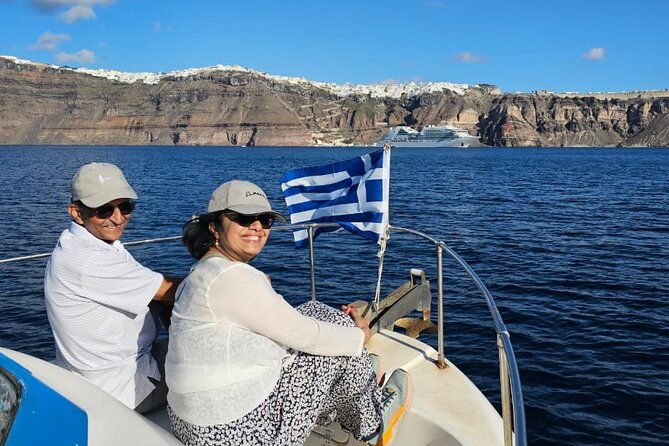 Santorini: Boat tour to Volcano, Hot Springs & Thirasia island - Getting down to Santorini Old Harbor