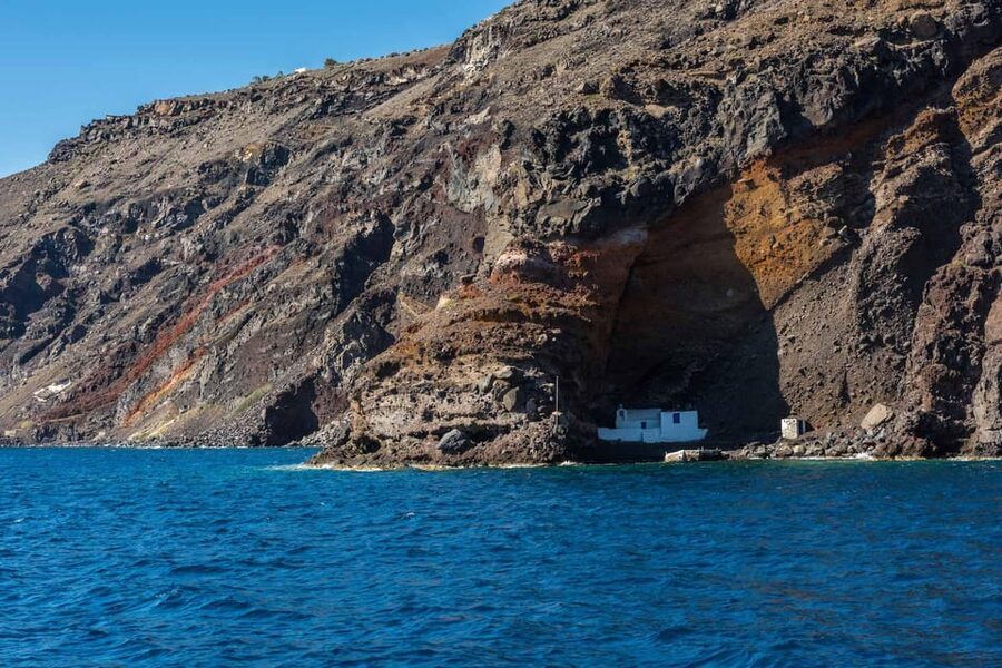 Santorini Port: Cruise to Volcano, Hot Springs & Thirassia - Sailing into the caldera