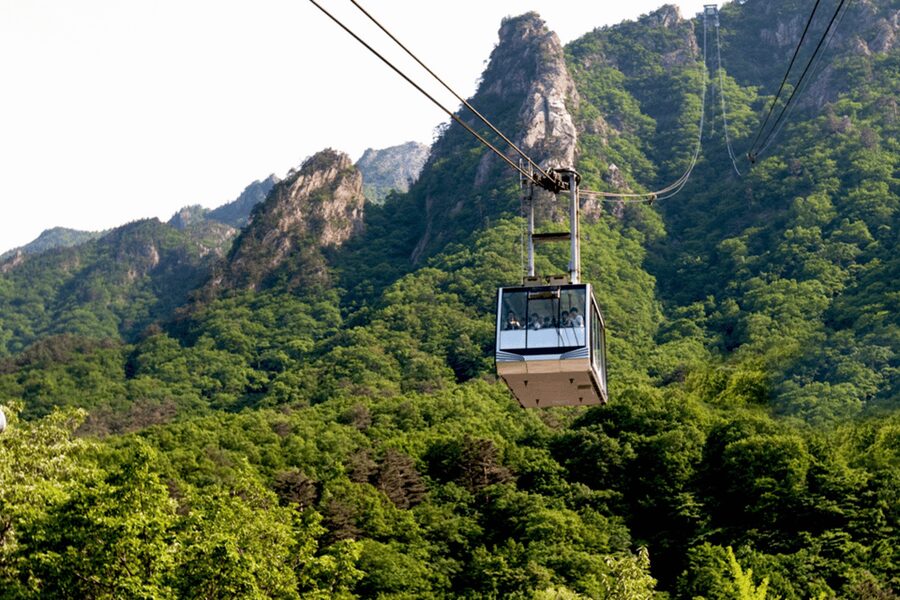 Seoul: Sokcho beach, market, hot spring and Seorak Cable Car - Cheoksan Foot Bath Park offers a warm pause