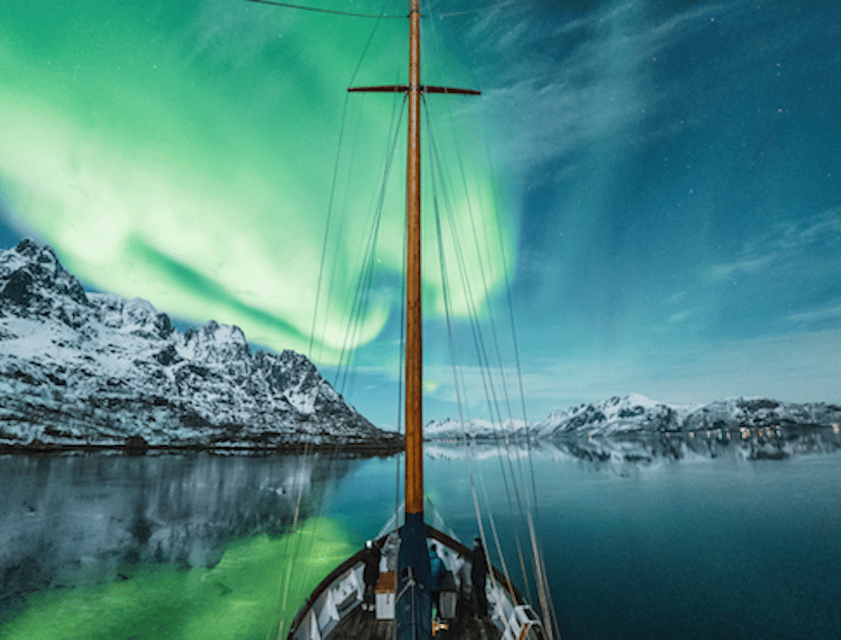 Tromso: Luxury Northern Lights Cruise with Hot Tub & Dinner - Cruising toward Grindøysundet