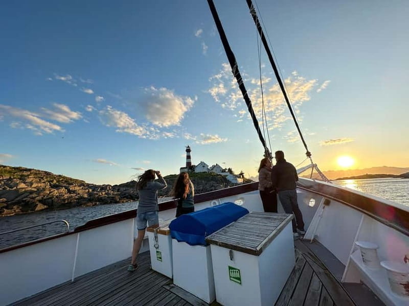 Tromsø: Midnight Sun Evening Cruise with Hot Tub - Sailing past Tromsøya and through Kvalsundet