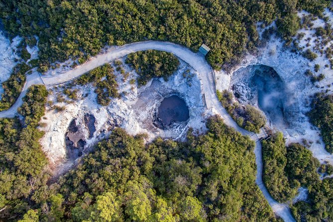 Wai-O-Tapu Thermal Wonderland, Rotorua, New Zealand - Signs and the guide-map make the visit easy